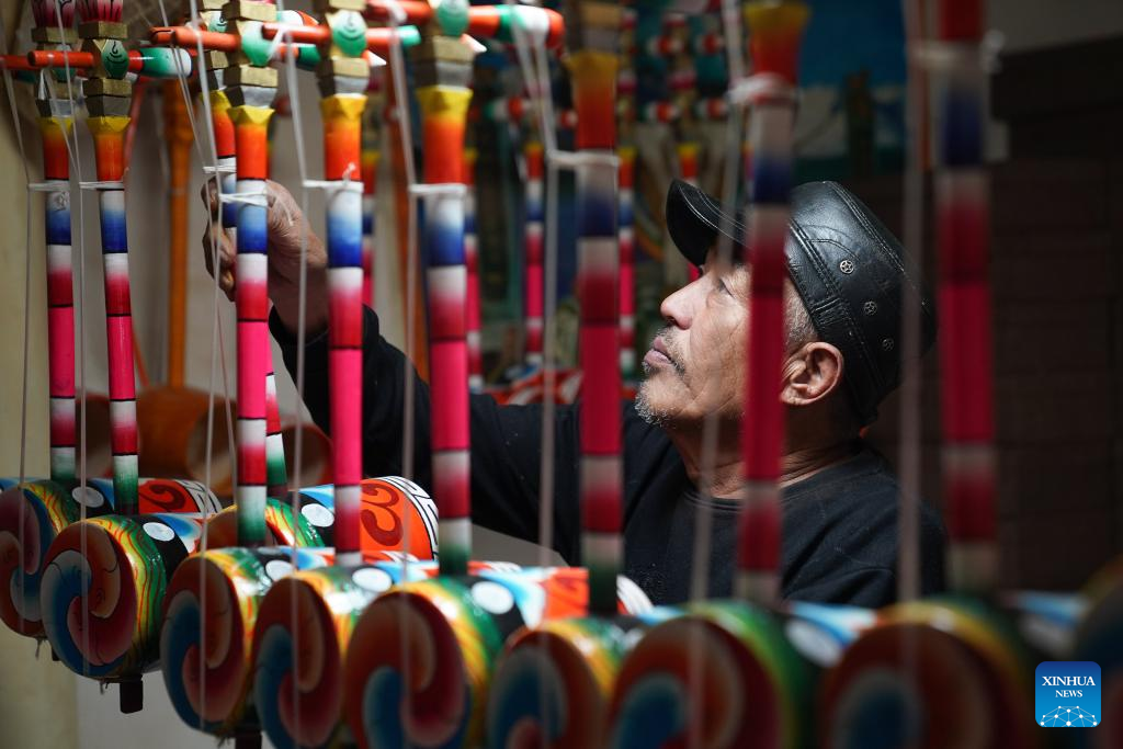 Tibetan craftsmen on western Sichuan plateau