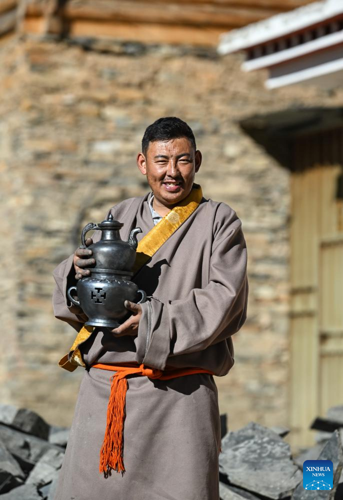 Tibetan craftsmen on western Sichuan plateau