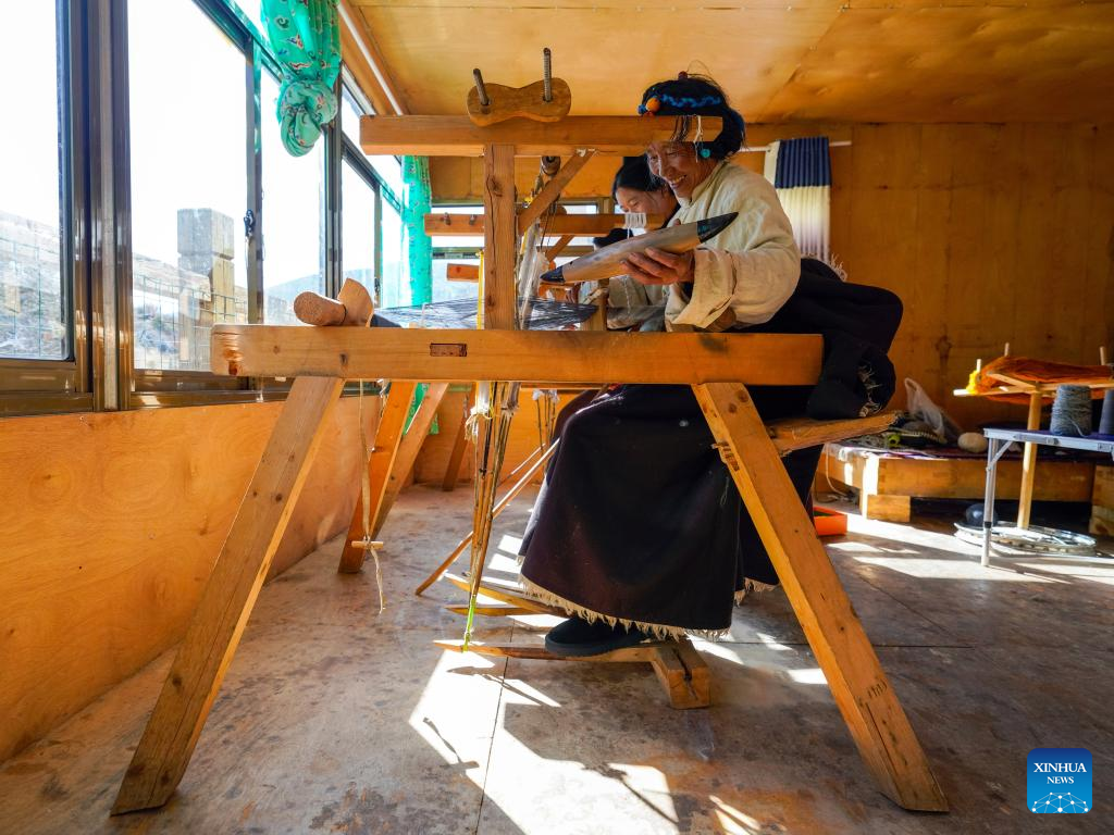 Tibetan craftsmen on western Sichuan plateau