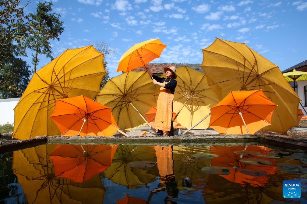 Traditional oilcloth umbrella-making craftsmanship inherited in E China's Anhui