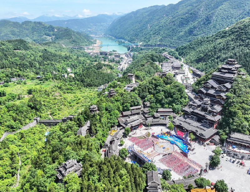 Representatives from international development agencies visit Pengshui, SW China's Chongqing