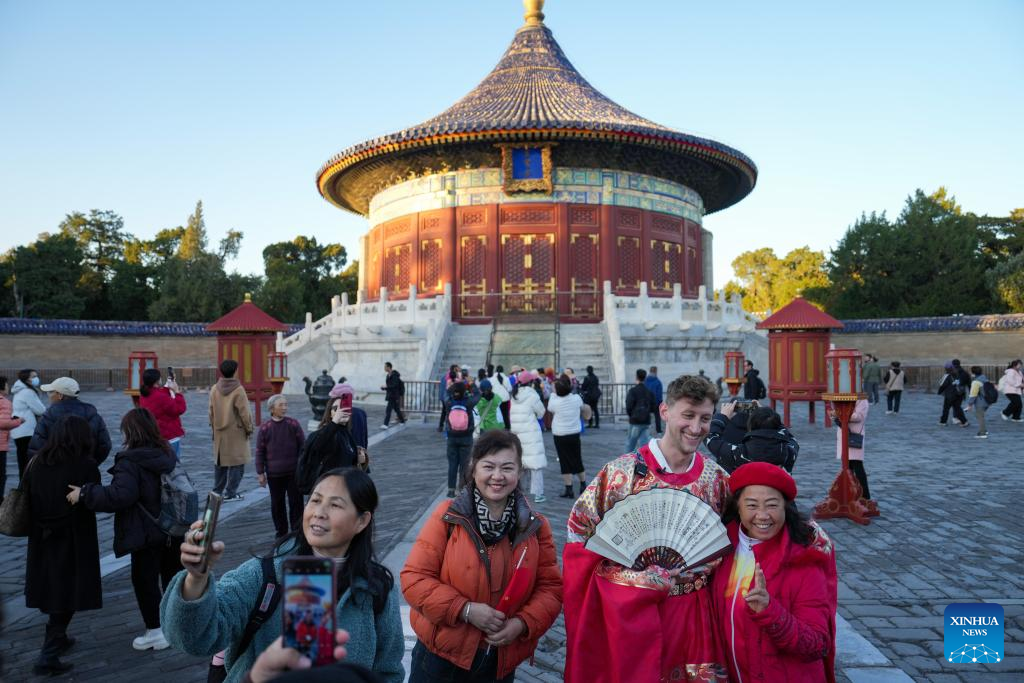 Across China: American donor of Japanese war crime photo album embraces China trip