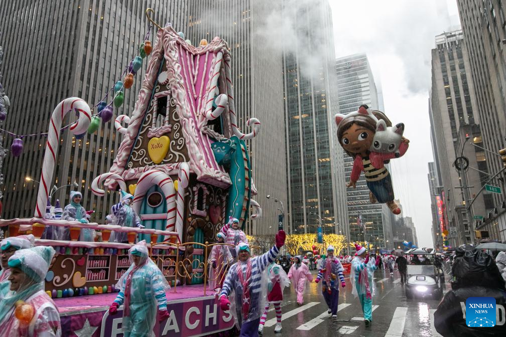 Feature: Spectators line up New York streets for Macy's Thanksgiving parade despite rain