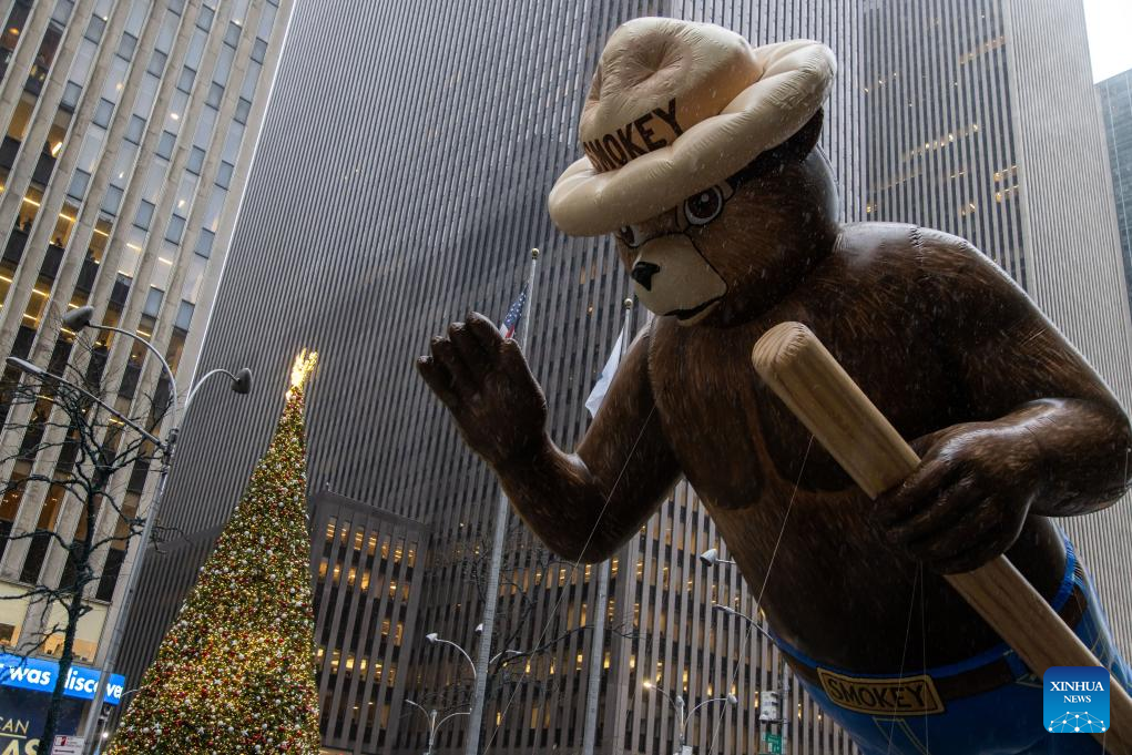 Feature: Spectators line up New York streets for Macy's Thanksgiving parade despite rain