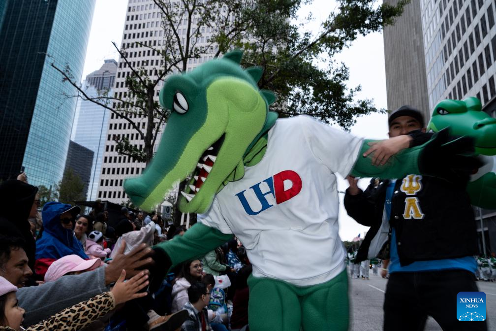 Feature: Spectators line up New York streets for Macy's Thanksgiving parade despite rain