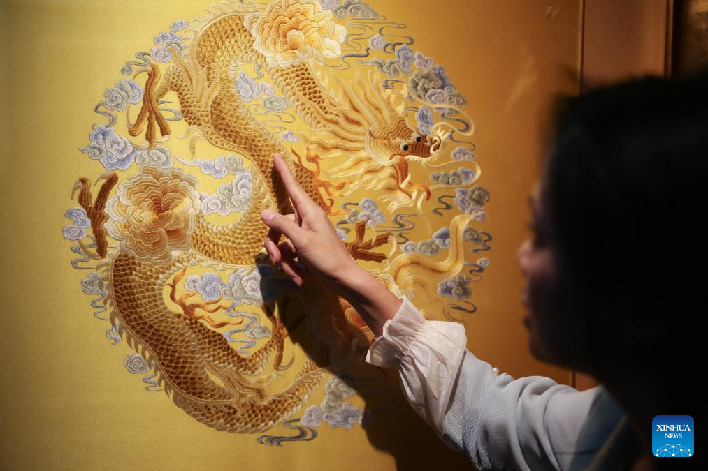 Pic story: inheritor of Beijing Embroidery