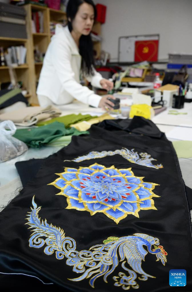 Pic story: inheritor of Beijing Embroidery