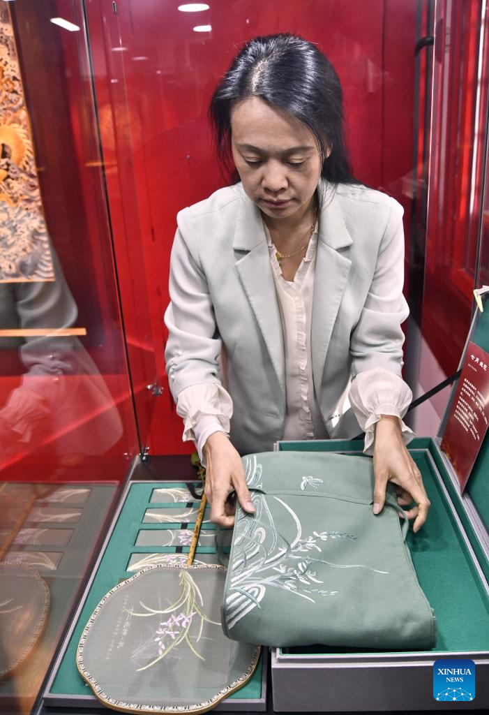 Pic story: inheritor of Beijing Embroidery