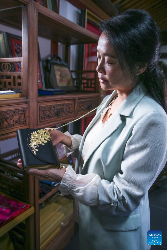 Pic story: inheritor of Beijing Embroidery