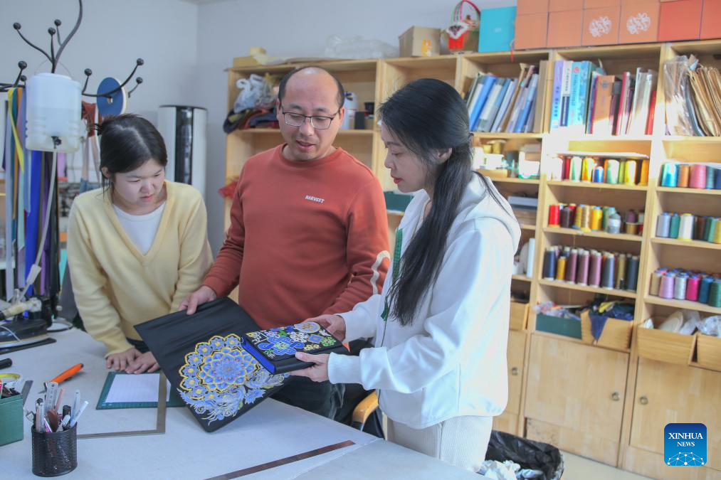 Pic story: inheritor of Beijing Embroidery