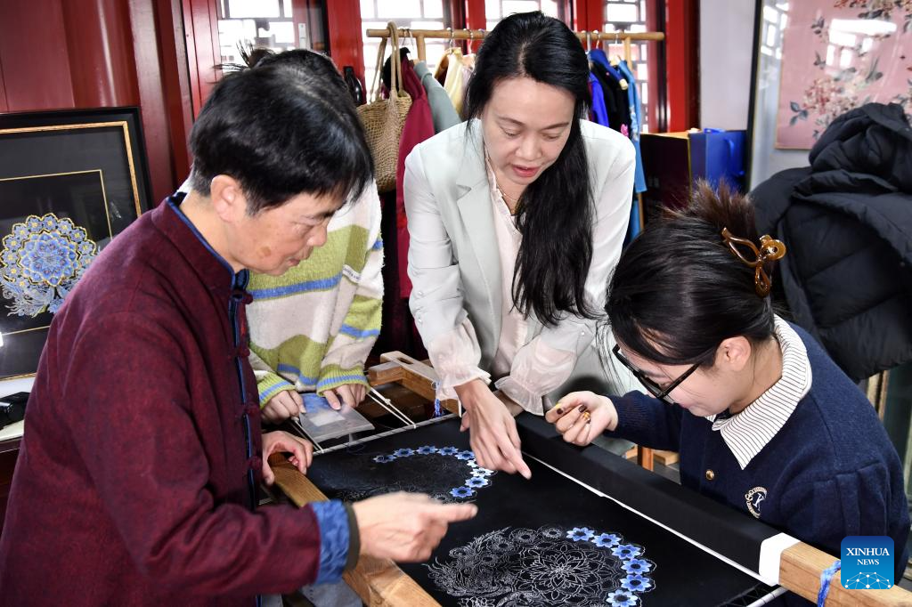 Pic story: inheritor of Beijing Embroidery