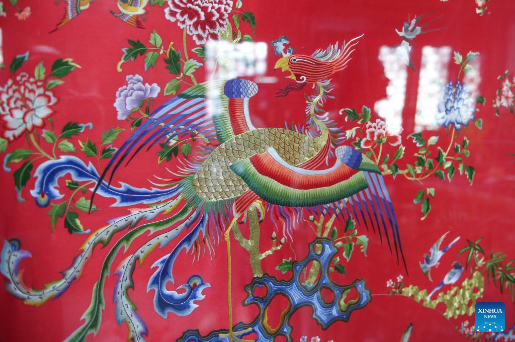 Pic story: inheritor of Beijing Embroidery