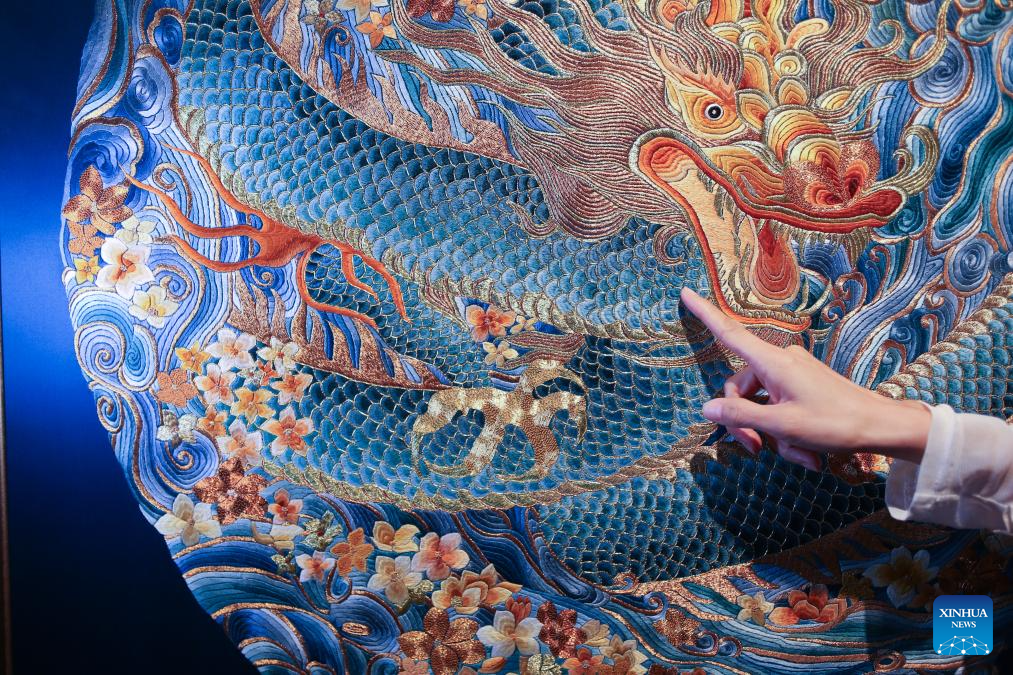 Pic story: inheritor of Beijing Embroidery