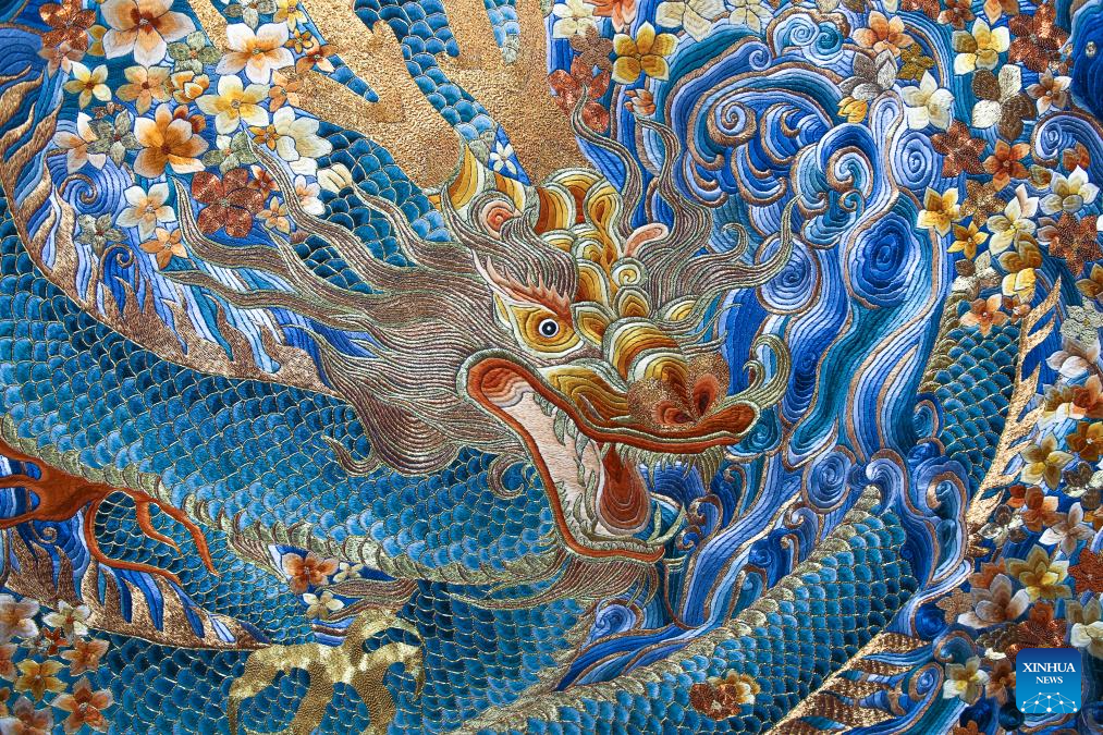 Pic story: inheritor of Beijing Embroidery