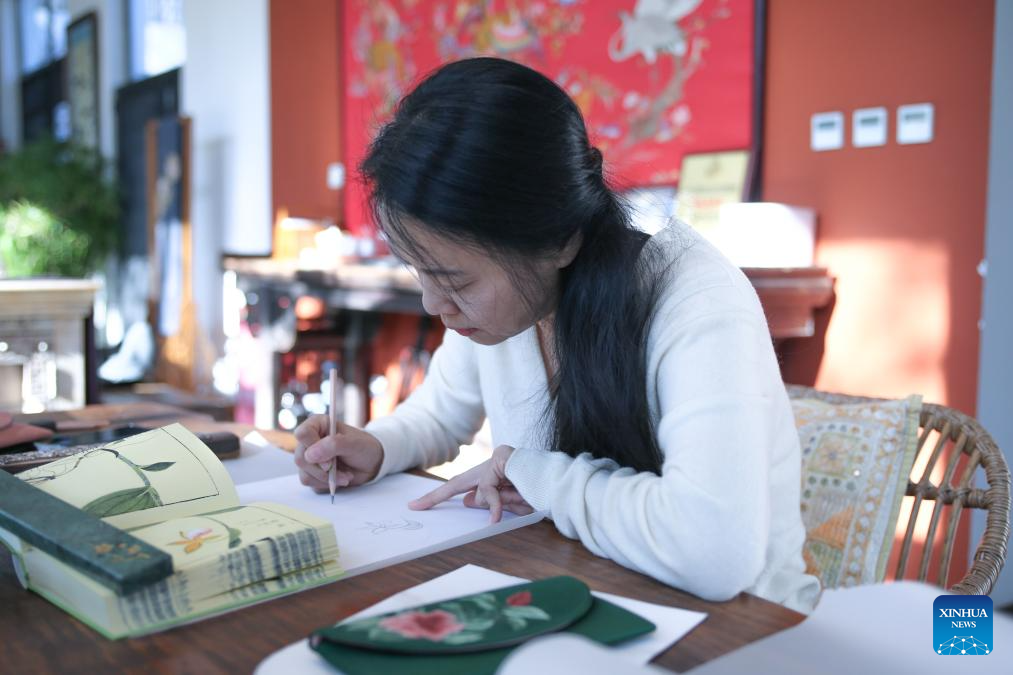 Pic story: inheritor of Beijing Embroidery