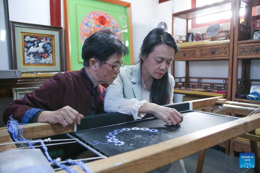 Pic story: inheritor of Beijing Embroidery