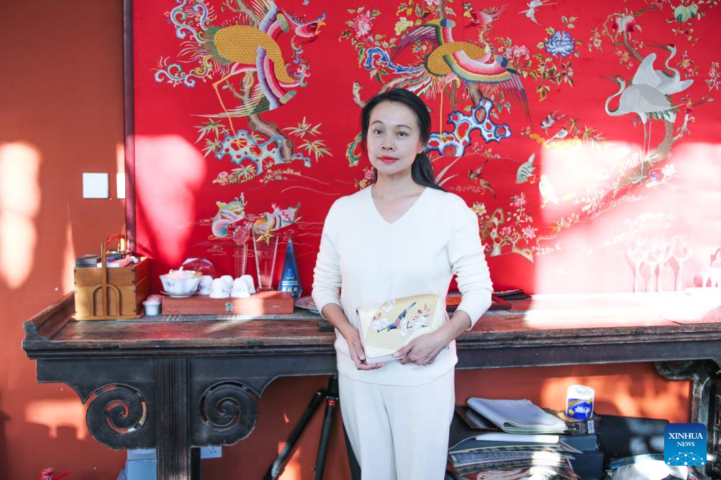 Pic story: inheritor of Beijing Embroidery