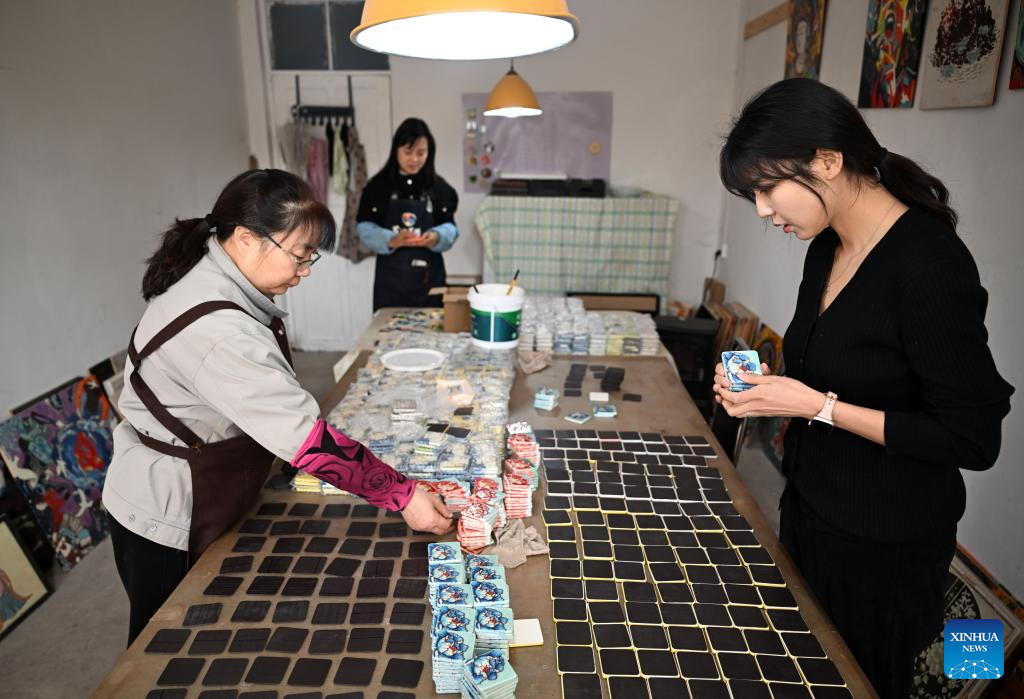 In pics: Inheritor of tri-colored glazed pottery printmaking infuses creation into tradition