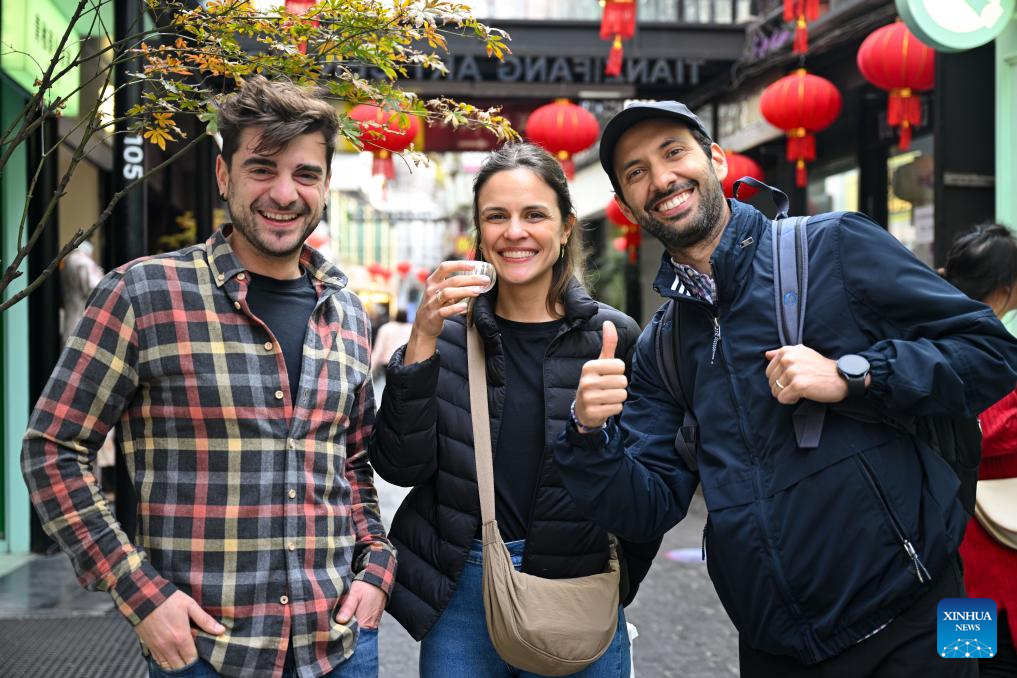 Foreign tourists swarm into China buoyed by visa-free policy