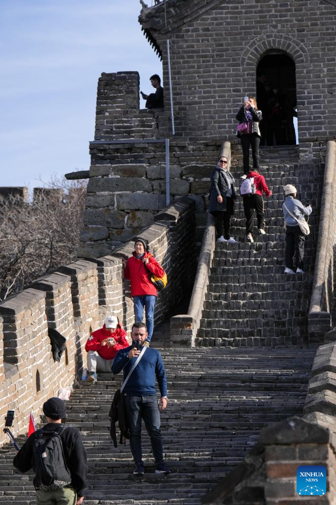 Foreign tourists swarm into China buoyed by visa-free policy