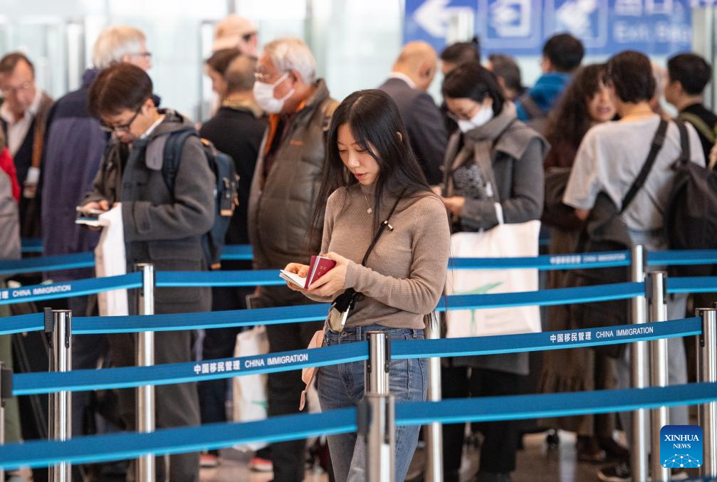 Foreign tourists swarm into China buoyed by visa-free policy