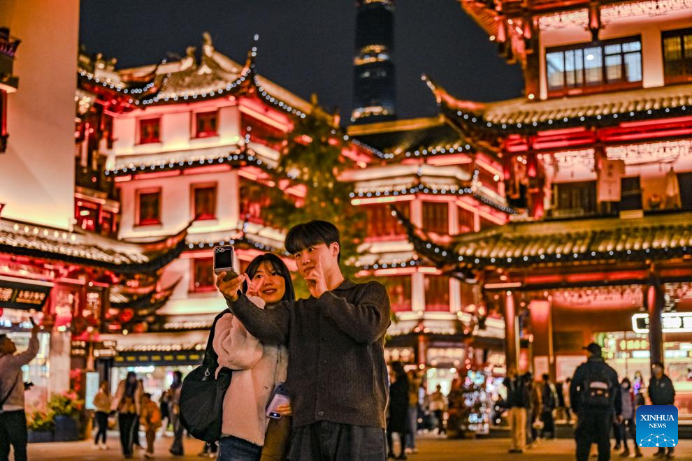 Foreign tourists swarm into China buoyed by visa-free policy