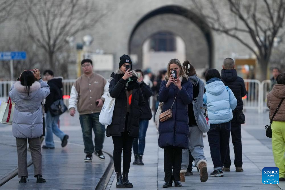 Foreign tourists swarm into China buoyed by visa-free policy