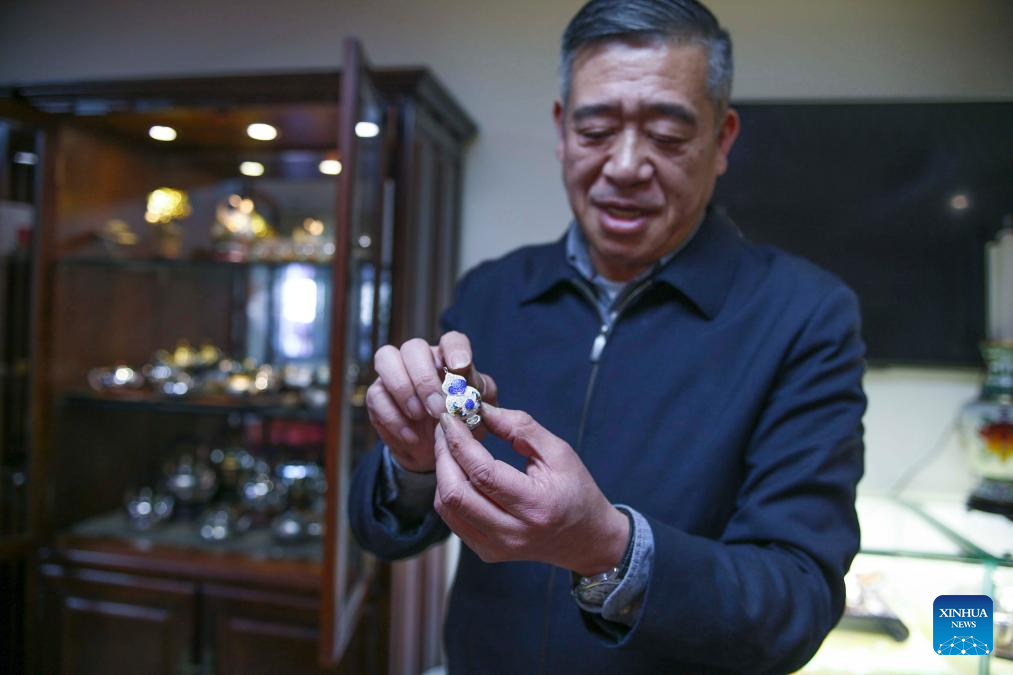 Pic story: inheritor of Filigree Mosaic art in Beijing