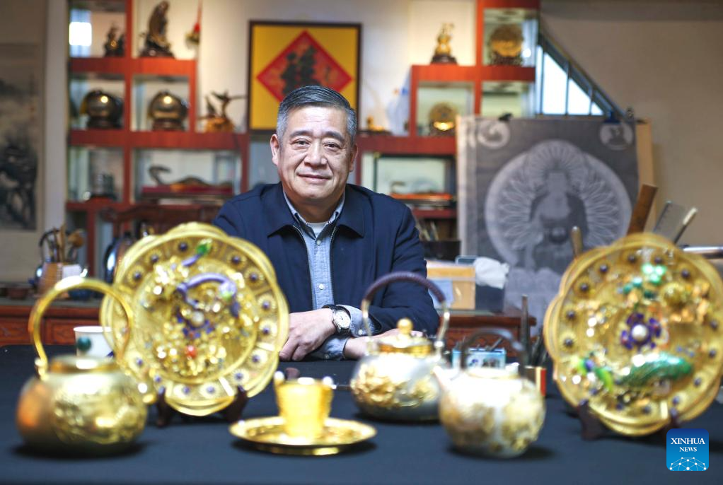 Pic story: inheritor of Filigree Mosaic art in Beijing