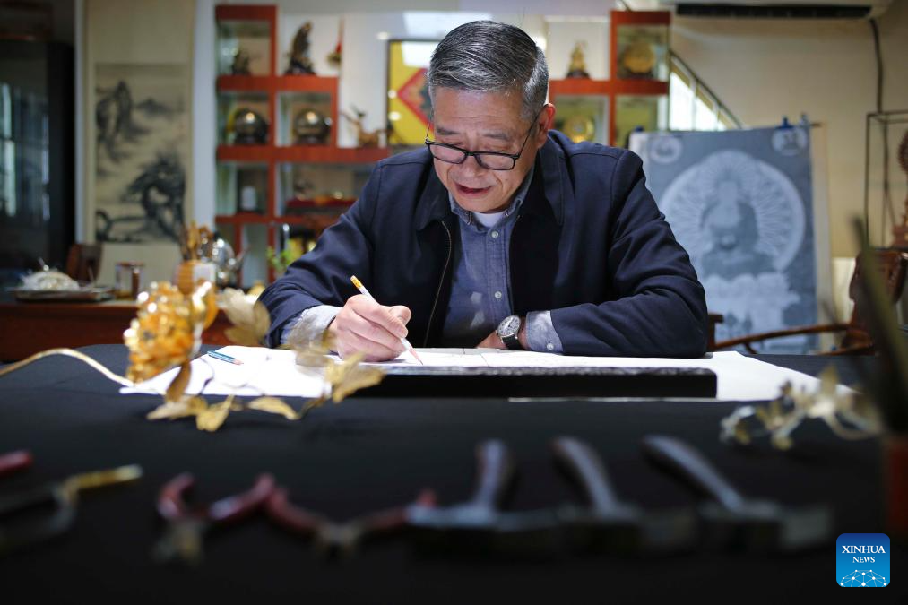 Pic story: inheritor of Filigree Mosaic art in Beijing