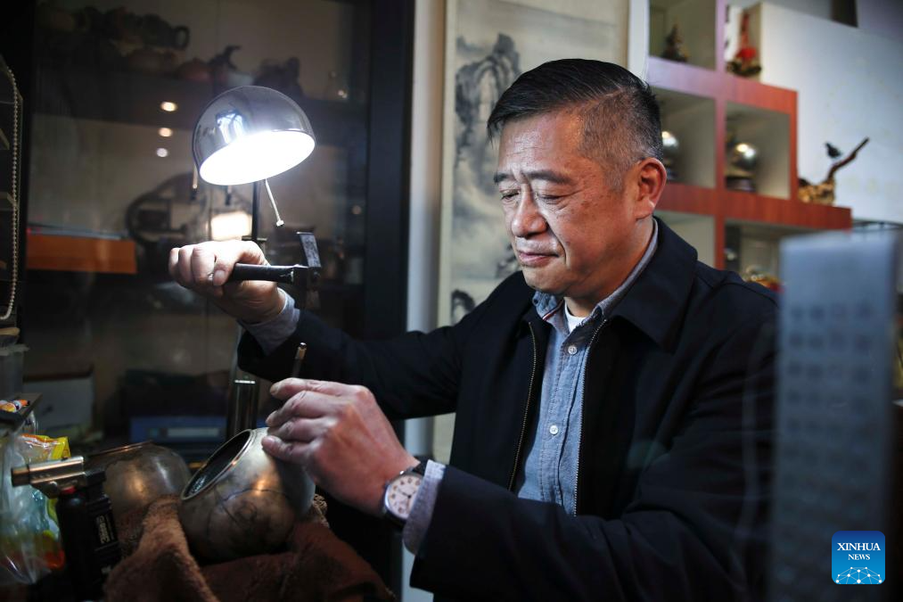 Pic story: inheritor of Filigree Mosaic art in Beijing