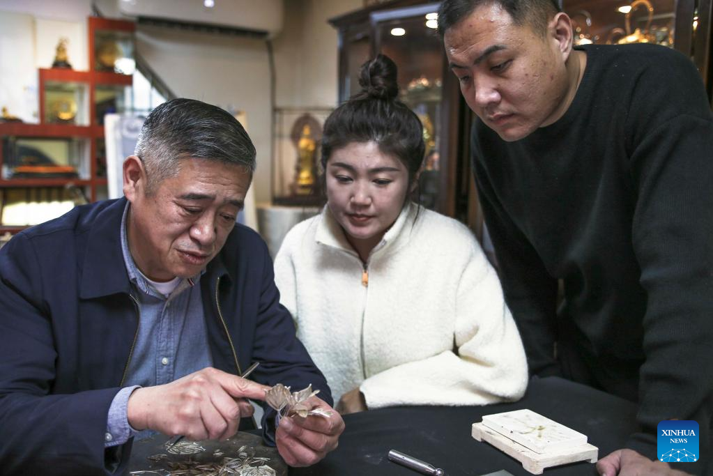 Pic story: inheritor of Filigree Mosaic art in Beijing