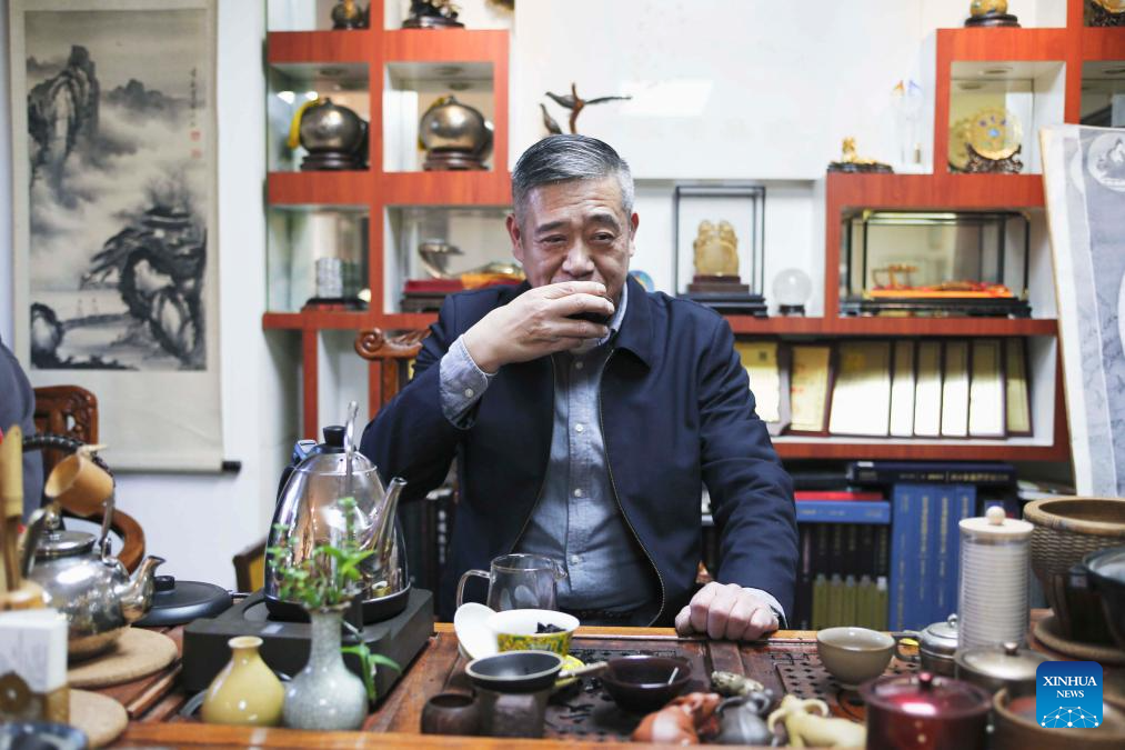 Pic story: inheritor of Filigree Mosaic art in Beijing