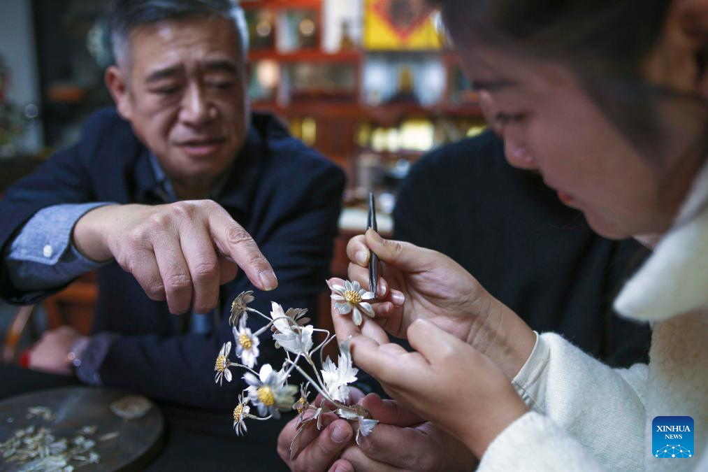 Pic story: inheritor of Filigree Mosaic art in Beijing