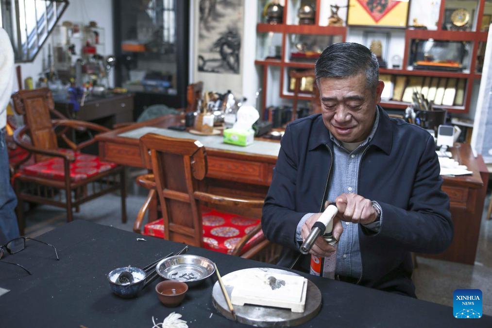 Pic story: inheritor of Filigree Mosaic art in Beijing