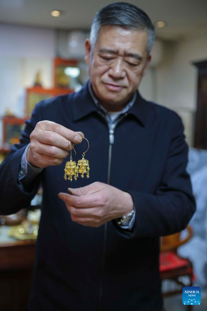 Pic story: inheritor of Filigree Mosaic art in Beijing