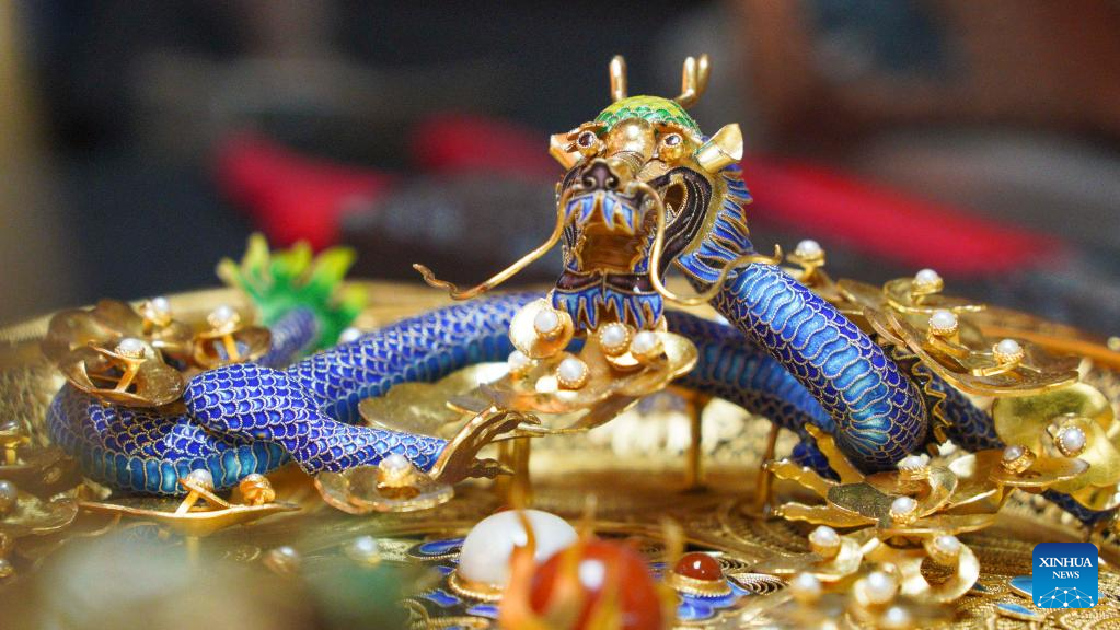 Pic story: inheritor of Filigree Mosaic art in Beijing