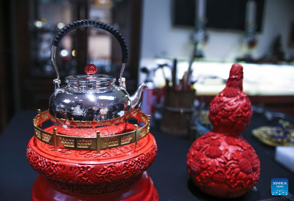 Pic story: inheritor of Filigree Mosaic art in Beijing