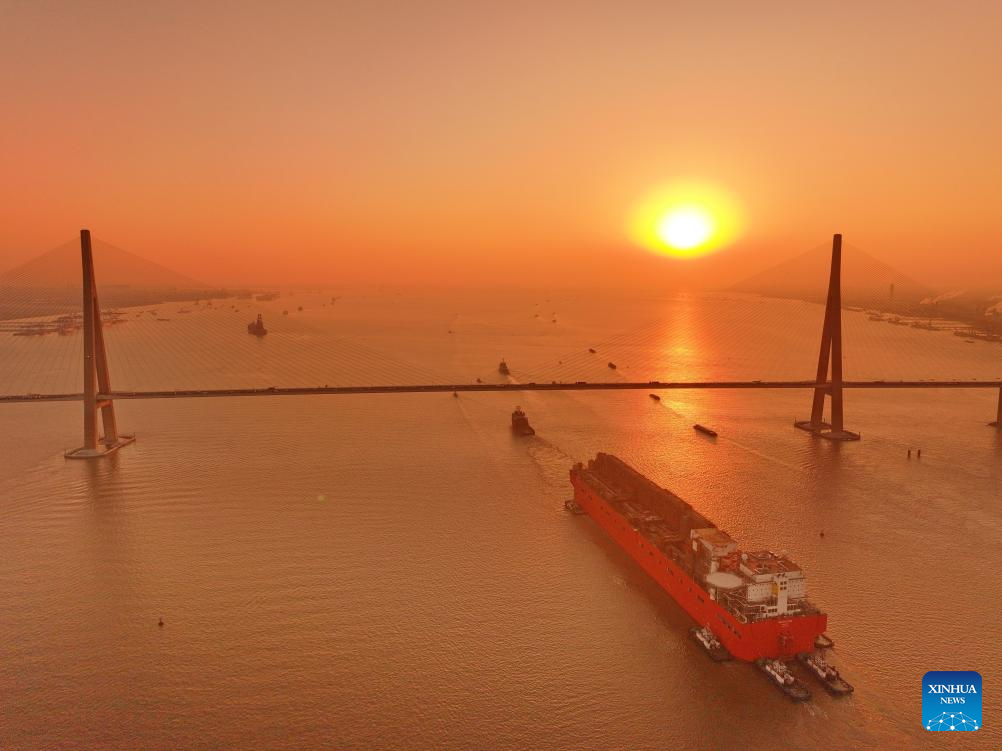 First large-scale FLNG facility made in China transferred from Nantong to Zhoushan