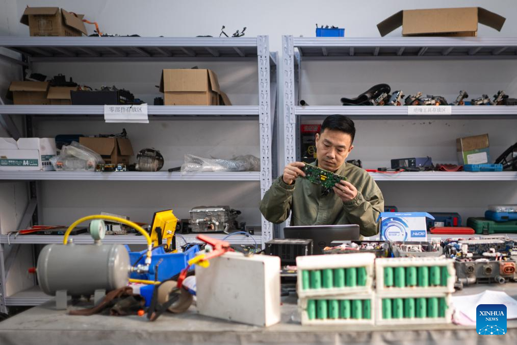 Pic story of NEV car mechanic in Wuhan, China's Hubei