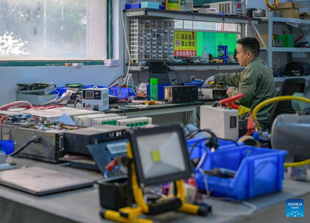 Pic story of NEV car mechanic in Wuhan, China's Hubei