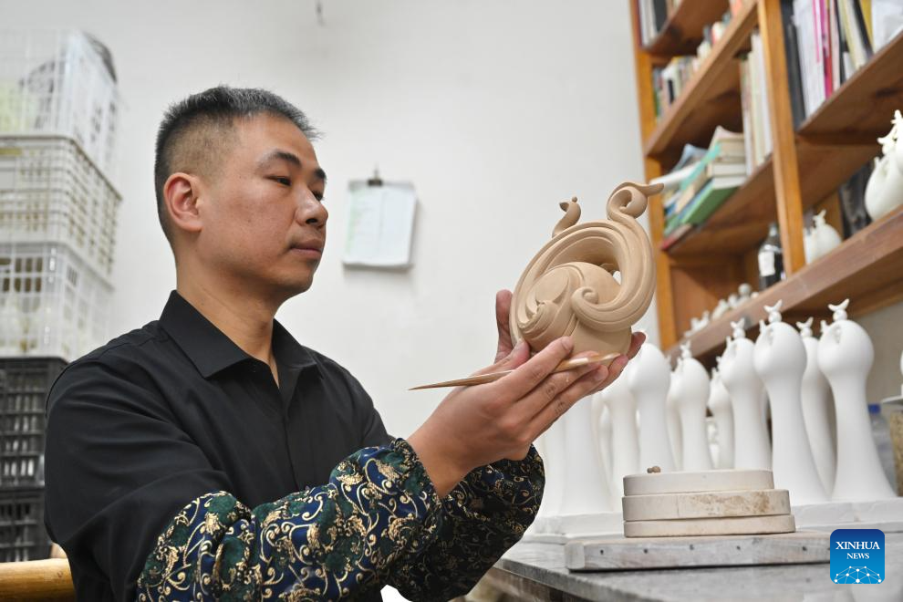 Porcelain artisan dedicates himself to innovation, development of Dehua porcelain in Fujian