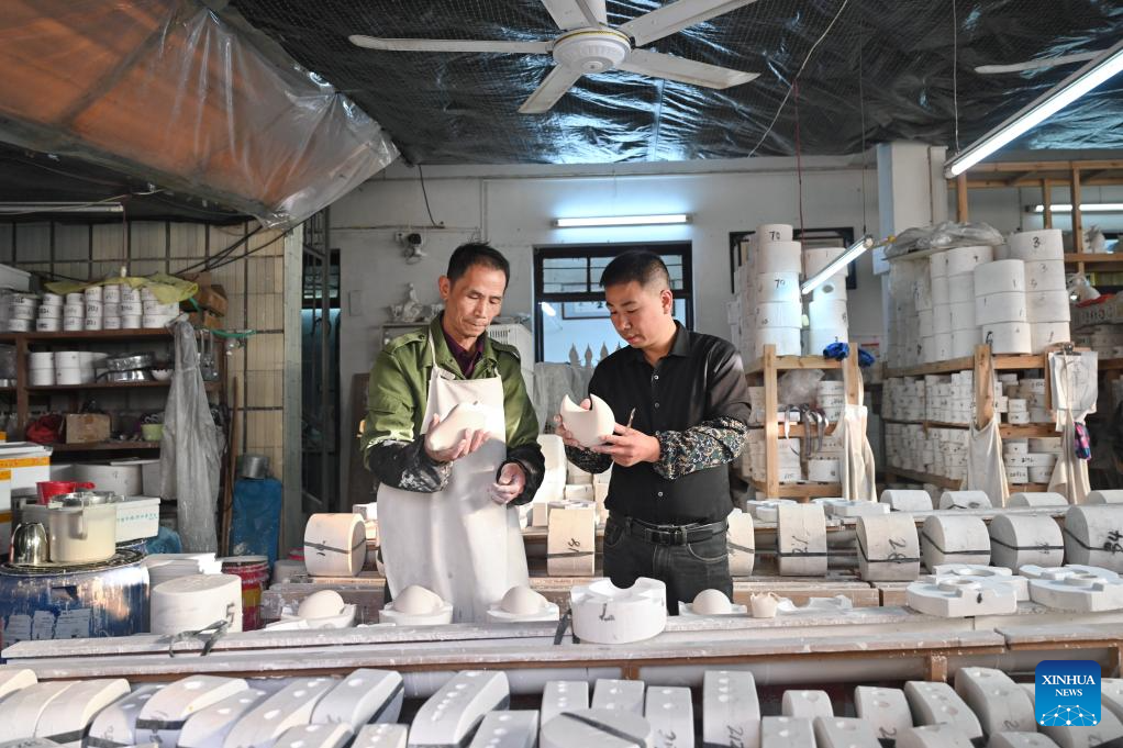 Porcelain artisan dedicates himself to innovation, development of Dehua porcelain in Fujian