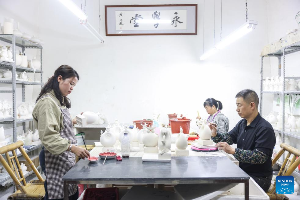 Porcelain artisan dedicates himself to innovation, development of Dehua porcelain in Fujian