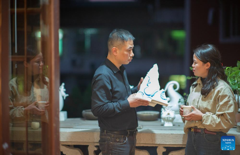 Porcelain artisan dedicates himself to innovation, development of Dehua porcelain in Fujian