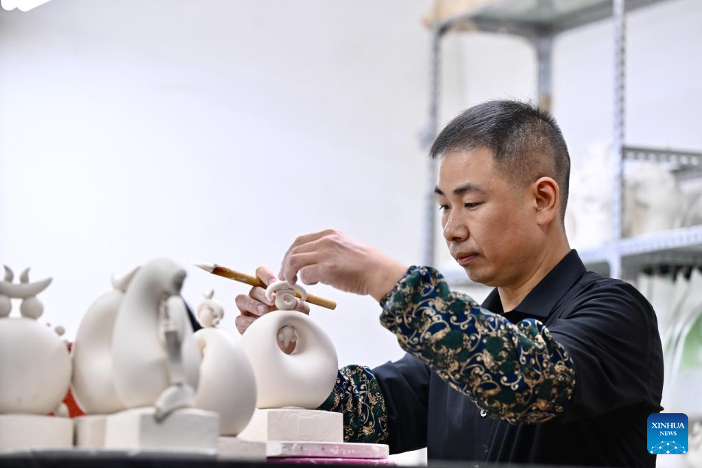 Porcelain artisan dedicates himself to innovation, development of Dehua porcelain in Fujian