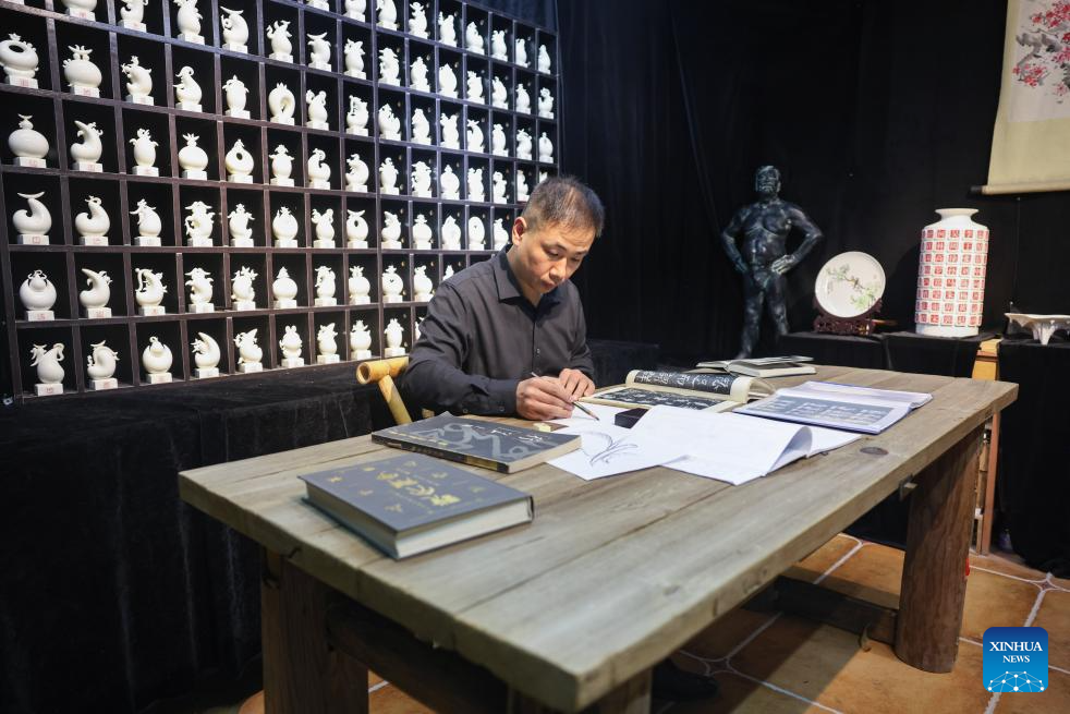 Porcelain artisan dedicates himself to innovation, development of Dehua porcelain in Fujian