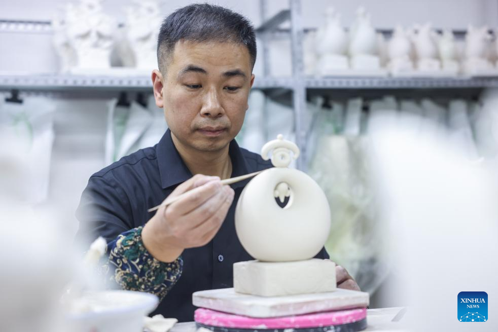 Porcelain artisan dedicates himself to innovation, development of Dehua porcelain in Fujian