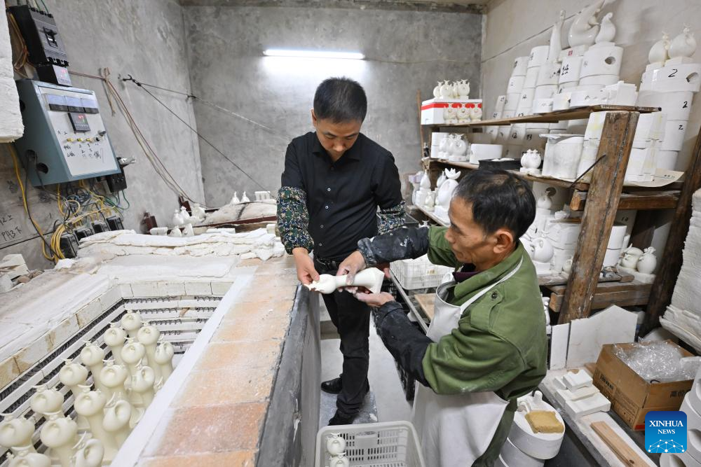 Porcelain artisan dedicates himself to innovation, development of Dehua porcelain in Fujian