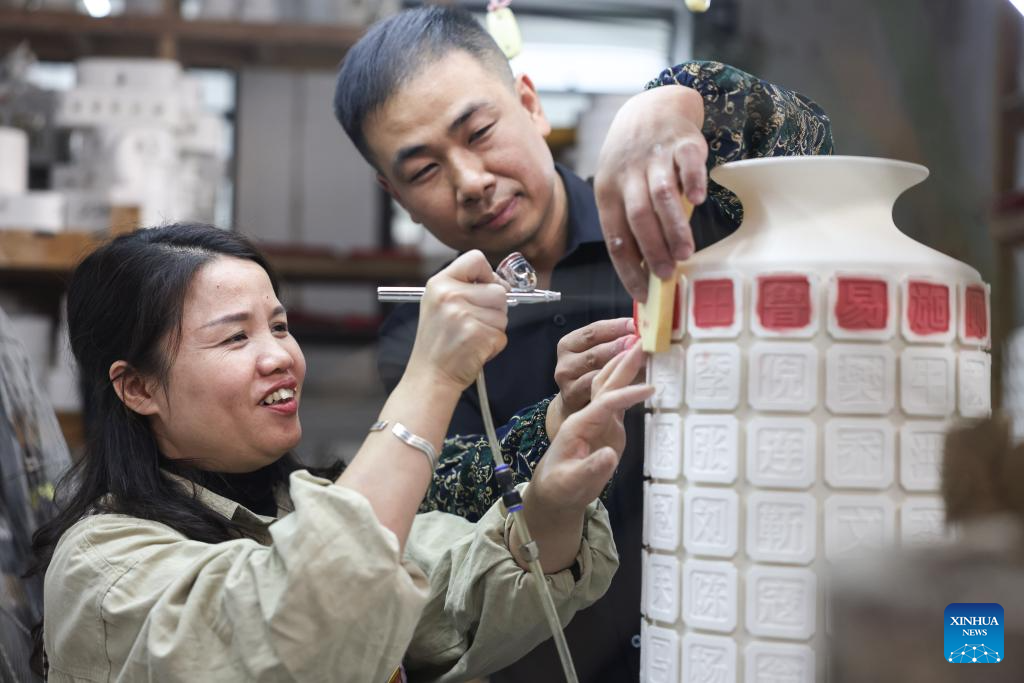 Porcelain artisan dedicates himself to innovation, development of Dehua porcelain in Fujian